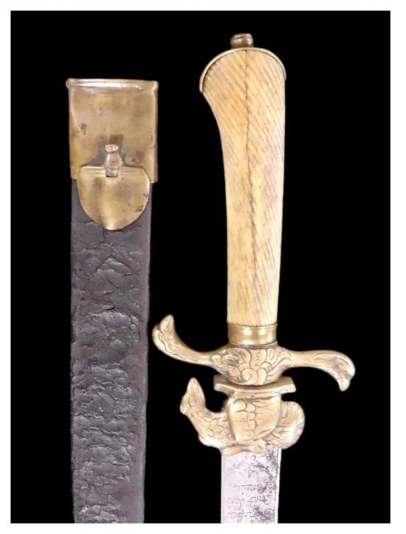 18th Century French Cuttoe Revolutionary War Sword: A very handsome and well crafted 1770s hunting sword, cuttoe, with original scabbard. These fine 18th century hangers were typically worn by military officers and carried on the battlefield as a badge