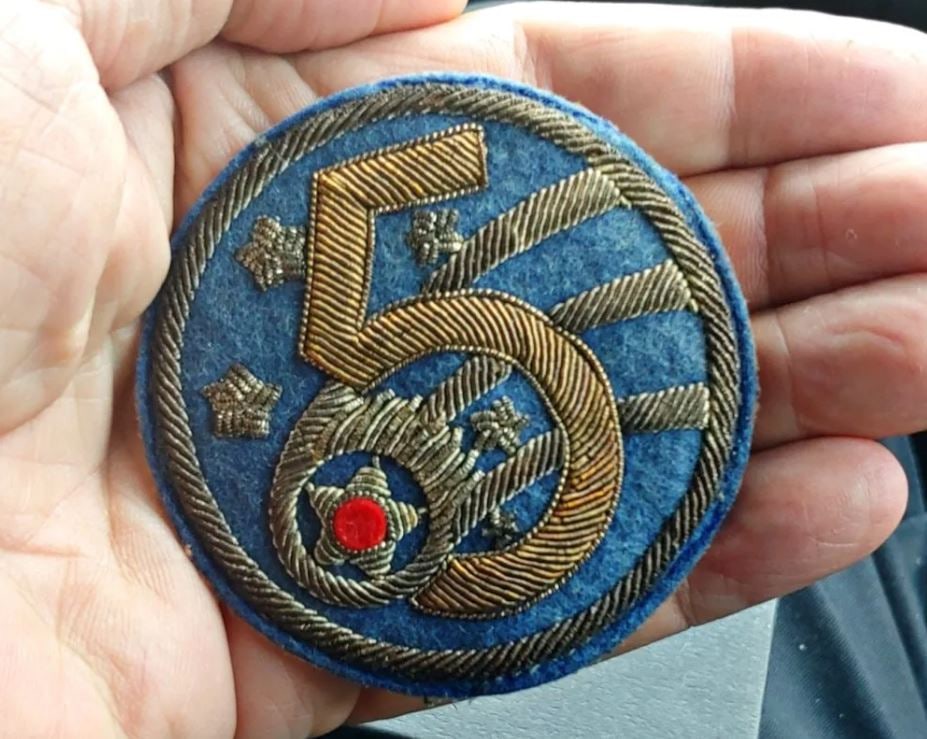 World War II bullion embroidered 5th Air Force patch: Top shelf world war two ww2 bullion embroidered theater made 5th Air Force shoulder patch. Exceptionally nice. 5th AF participated in the defense of the Philippines after Pearl Harbor. It participated