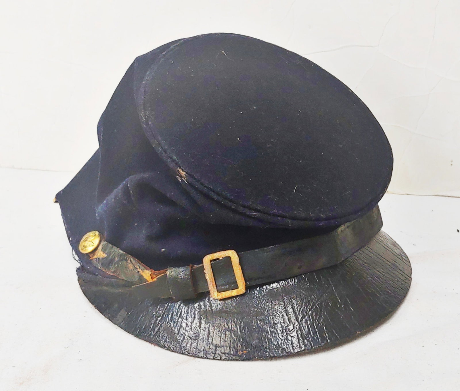 Top quality Civil War McDowell style Forage Cap: Very fine and very scarce Civil War McDowell pattern forage cap in excellent condition. This style of cap with an ultra tall body and pronounced crescent shaped visor was made famous by General Irwin 