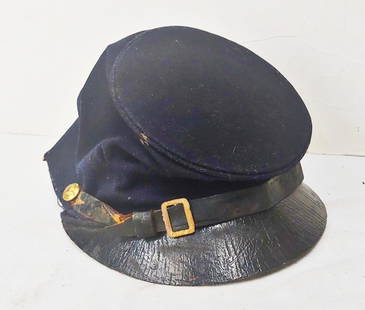 Top quality Civil War McDowell style Forage Cap: Very fine and very scarce Civil War McDowell pattern forage cap in excellent condition. This style of cap with an ultra tall body and pronounced crescent shaped visor was made famous by General