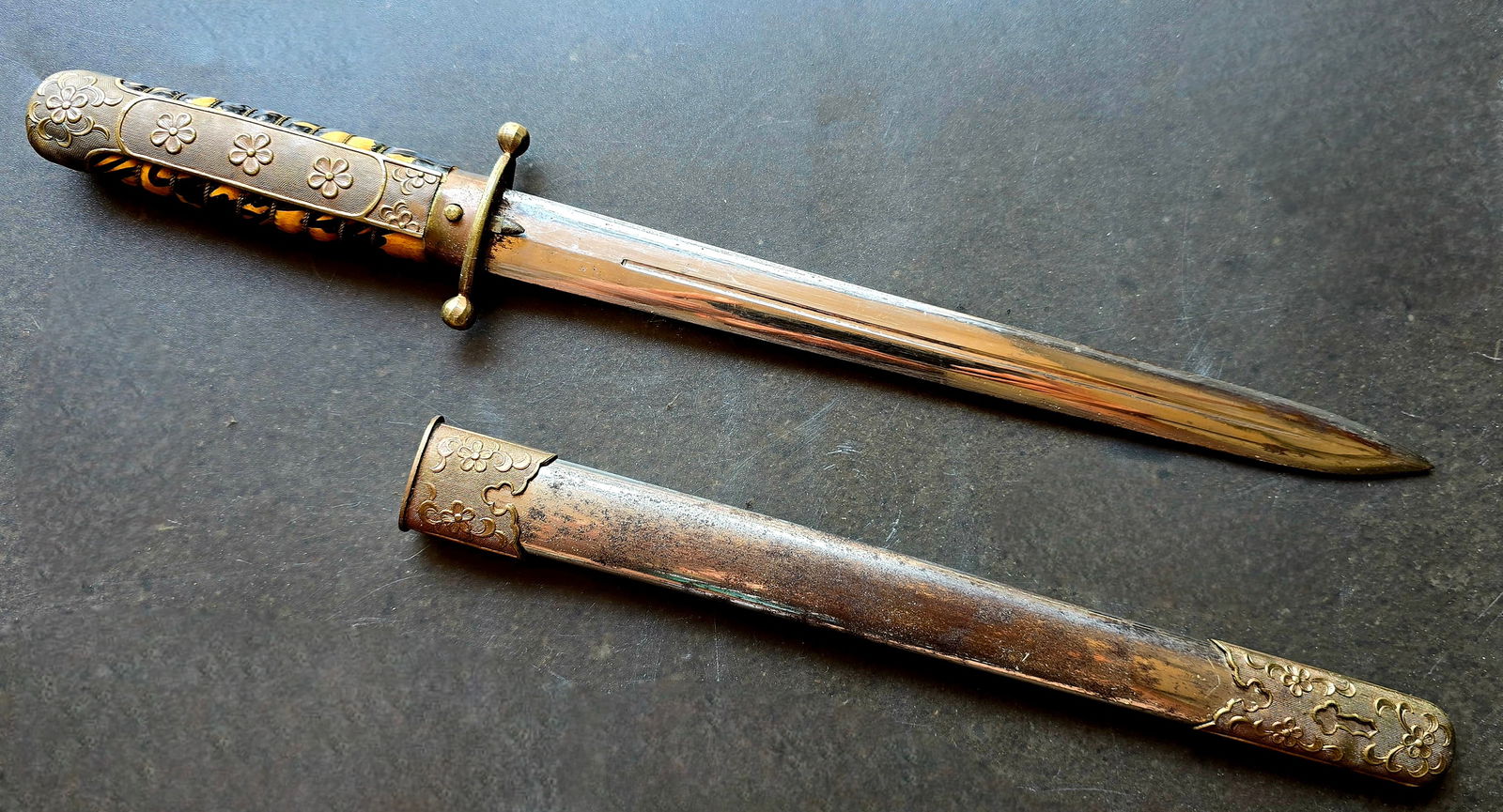 WWII Chinese Nationalist Dagger: Kind of a scarce military weapon. Kuomintang (KMT) Army Officer's Dress Dagger from the period of the Republic of China 1930s-1940s, the era of the Second Sino-Japanese War and World War II. This type