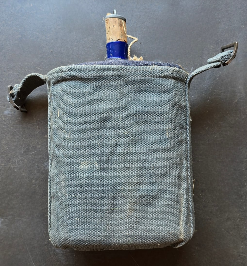 WW2 RAF (Royal Air Force) 1937 Pattern Water Bottle: RAF 1937 Pattern Water Bottle with its webbing carrier. This type of canteen was standard issue for British and Commonwealth troops during World War II. Has the inner wool insulation covering intact a