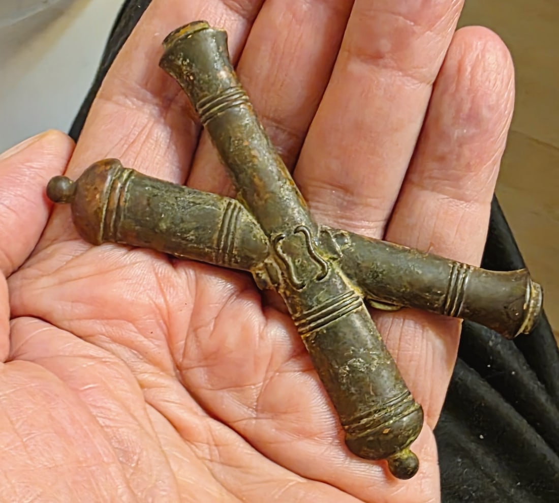 Exceptional dug up / excavated Union Army artillery cap insignia: I found this yesterday at the Ohio Gun Collectors Assoc show and it was like stepping back in time to the 1960s. This is a top drawer early metal detector find in excavated condition. It is the large