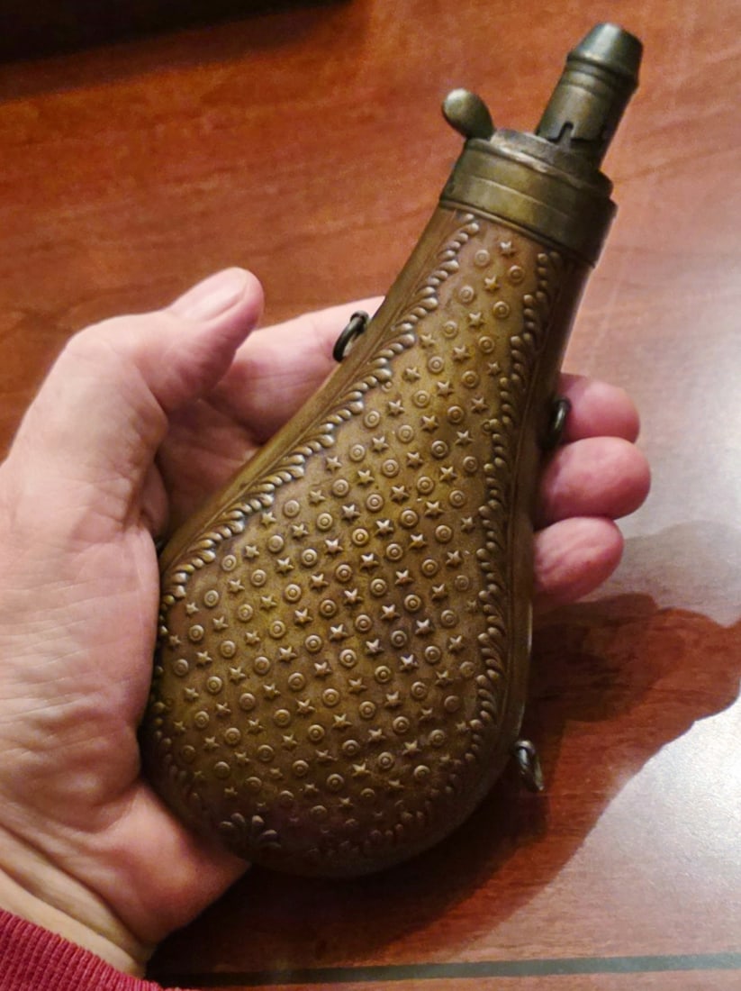 Very attractive and fine large size star decorated powder flask: This is a top shelf , handsome 1860 era powder flask for use with a shotgun or a rifle . 100% original and complete . Mechanically perfect. Very handsome covered with miniature five pointed stars and