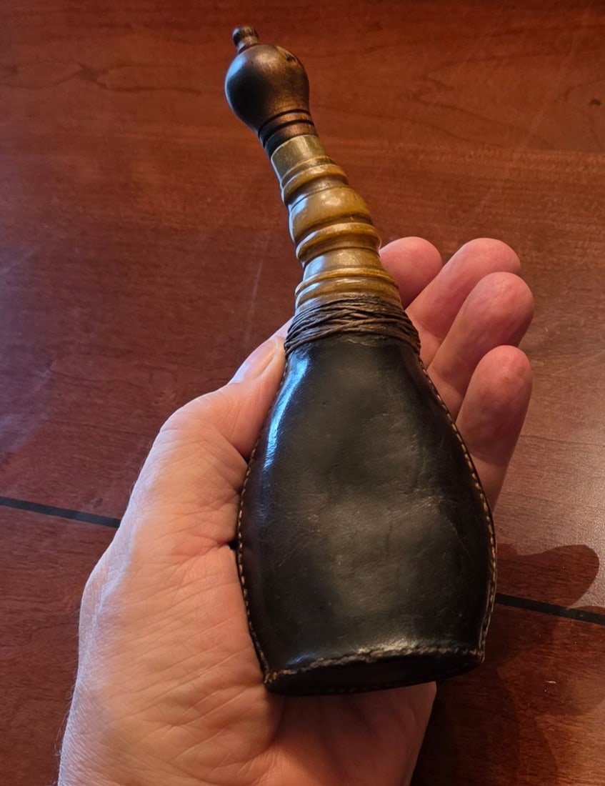 Leather and Horn gunpowder flask (1 of 3)