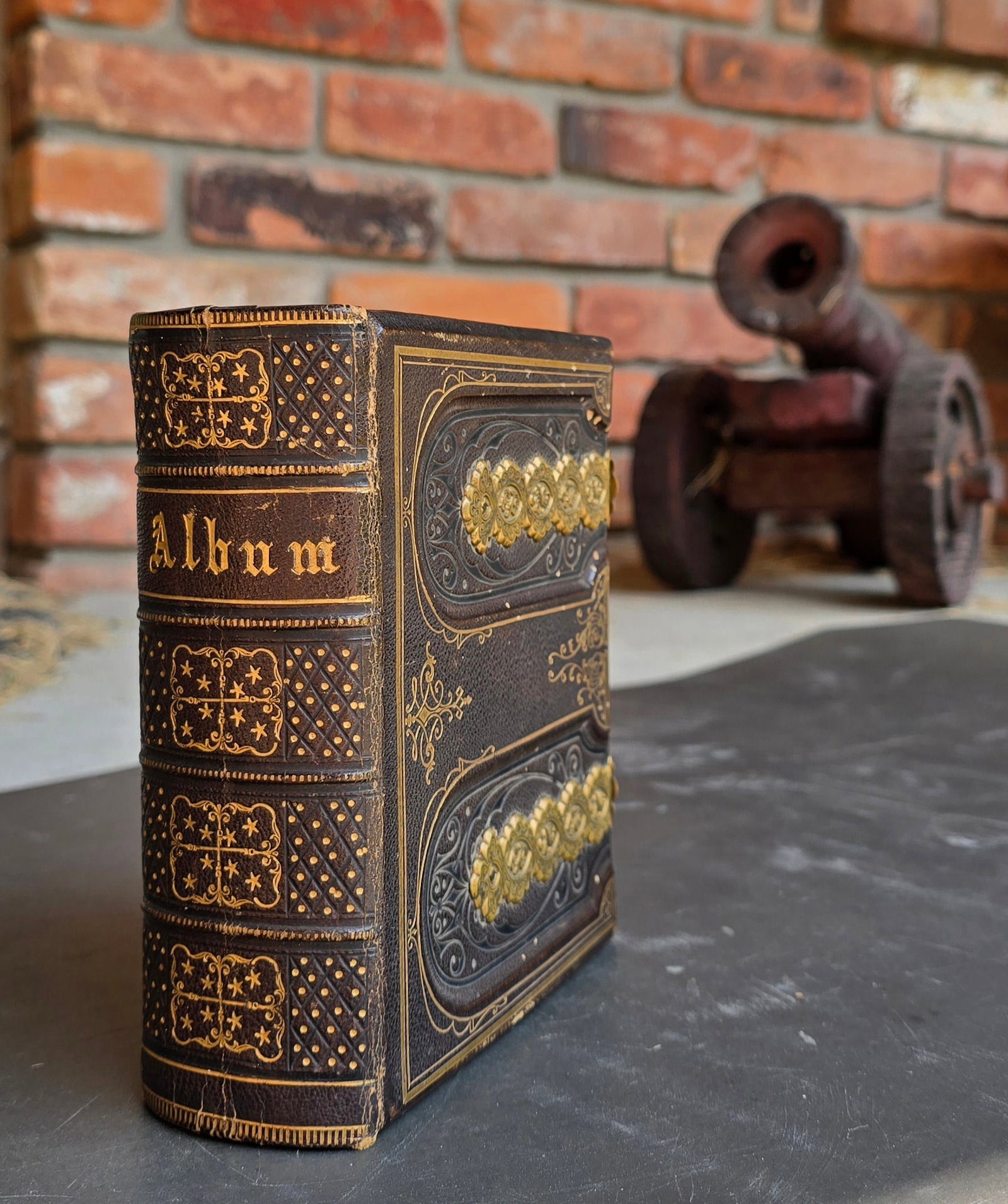 Super Condition Empty 1860s CDV Album: Outstanding fifty card photo album from the 1860s. Dead-On Civil War period album. I put this aside twenty years ago and just rediscovered it. I'm thinning out... you can enjoy it now. Fill it with yo