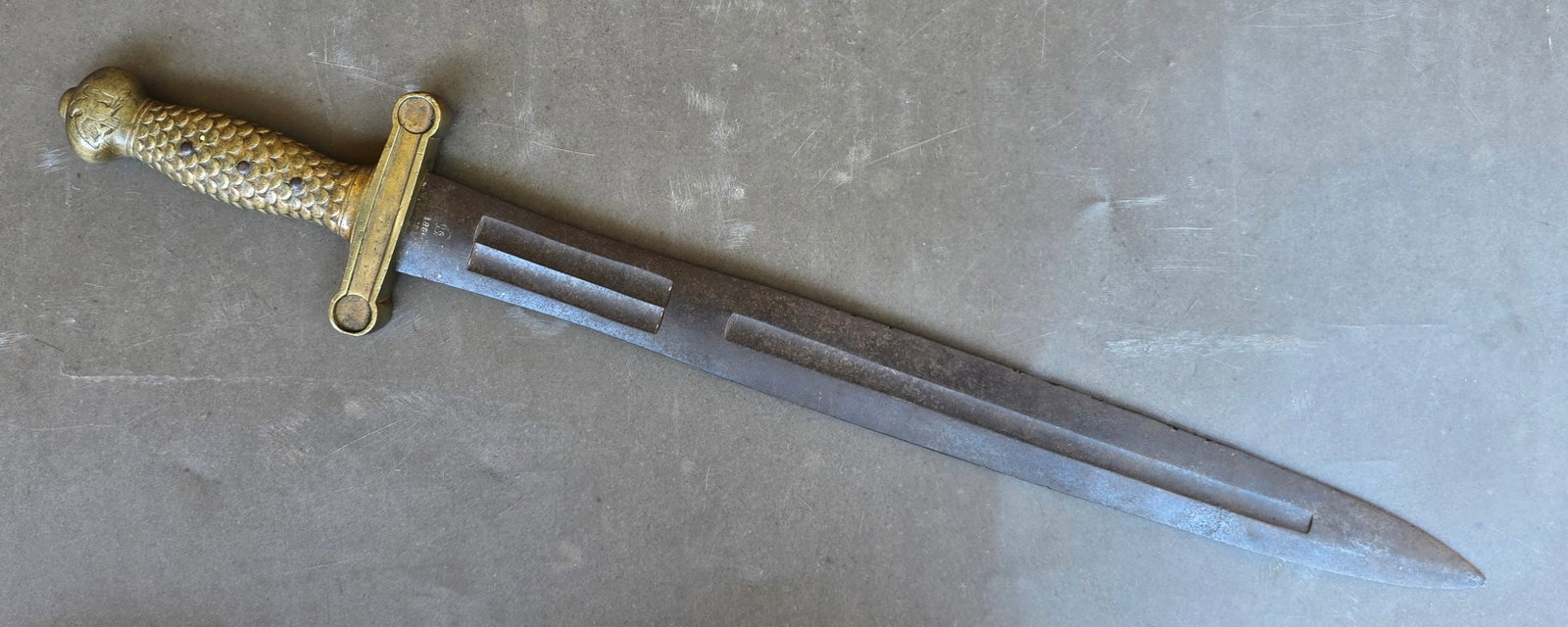 U.S. Model 1832 Foot Artillery Sword: Up for auction is an authentic U.S. Model 1832 Foot Artillery short sword, featuring a classic Roman-inspired design with a solid cast-brass scaled hilt, eagle-molded pommel cap, and crossguard. The b