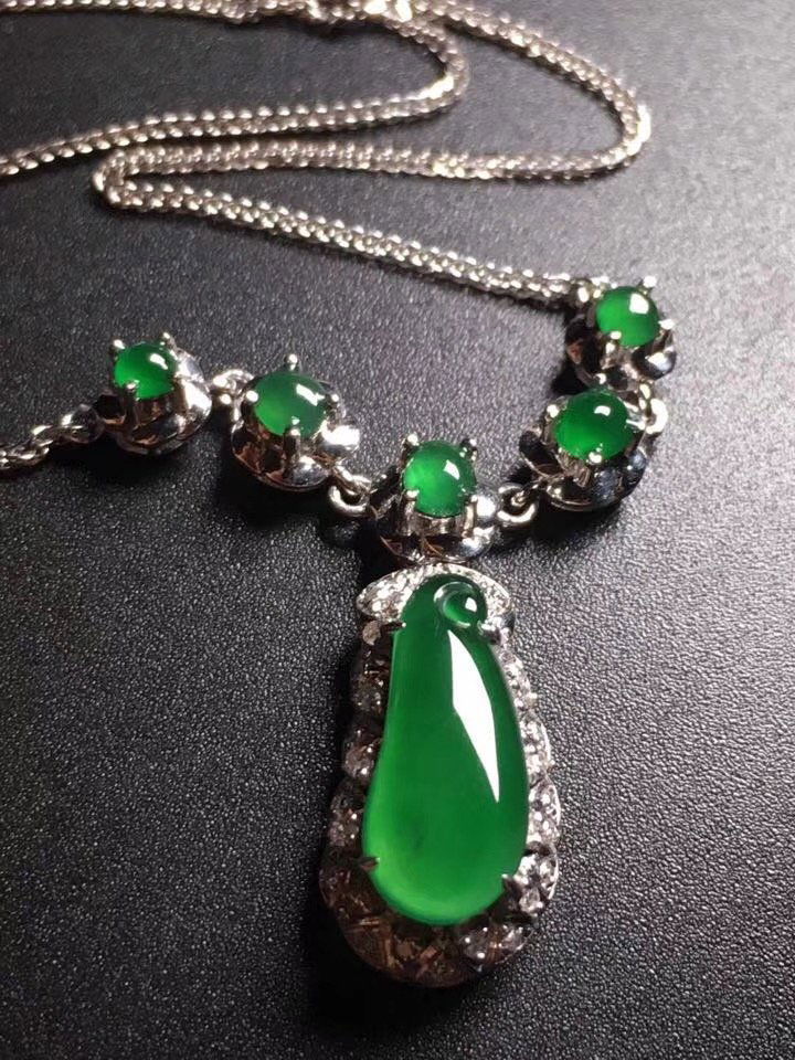 Exquisite natural jadeite jade pendant (1 of 8)