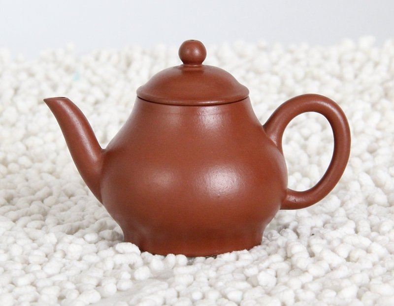 China Yixing Tea Pots & Coffee Pots: In the middle of the qing dynasty, zhu niyi public money level pot, wu ling young eyes pian-pian, yi gong carved, long 11cm;8 cm high