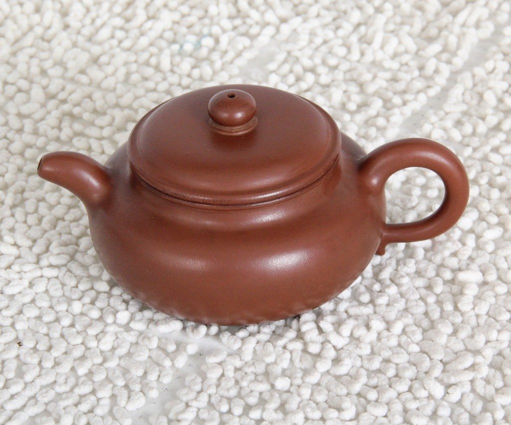 China Yixing Tea Pots & Coffee Pots: Yixing purple sand archaize pot, jingzhou style, exquisite workmanship, there is one underneath, jingzhou style inside the cover, perfect,.H7.8CM,L18CM.