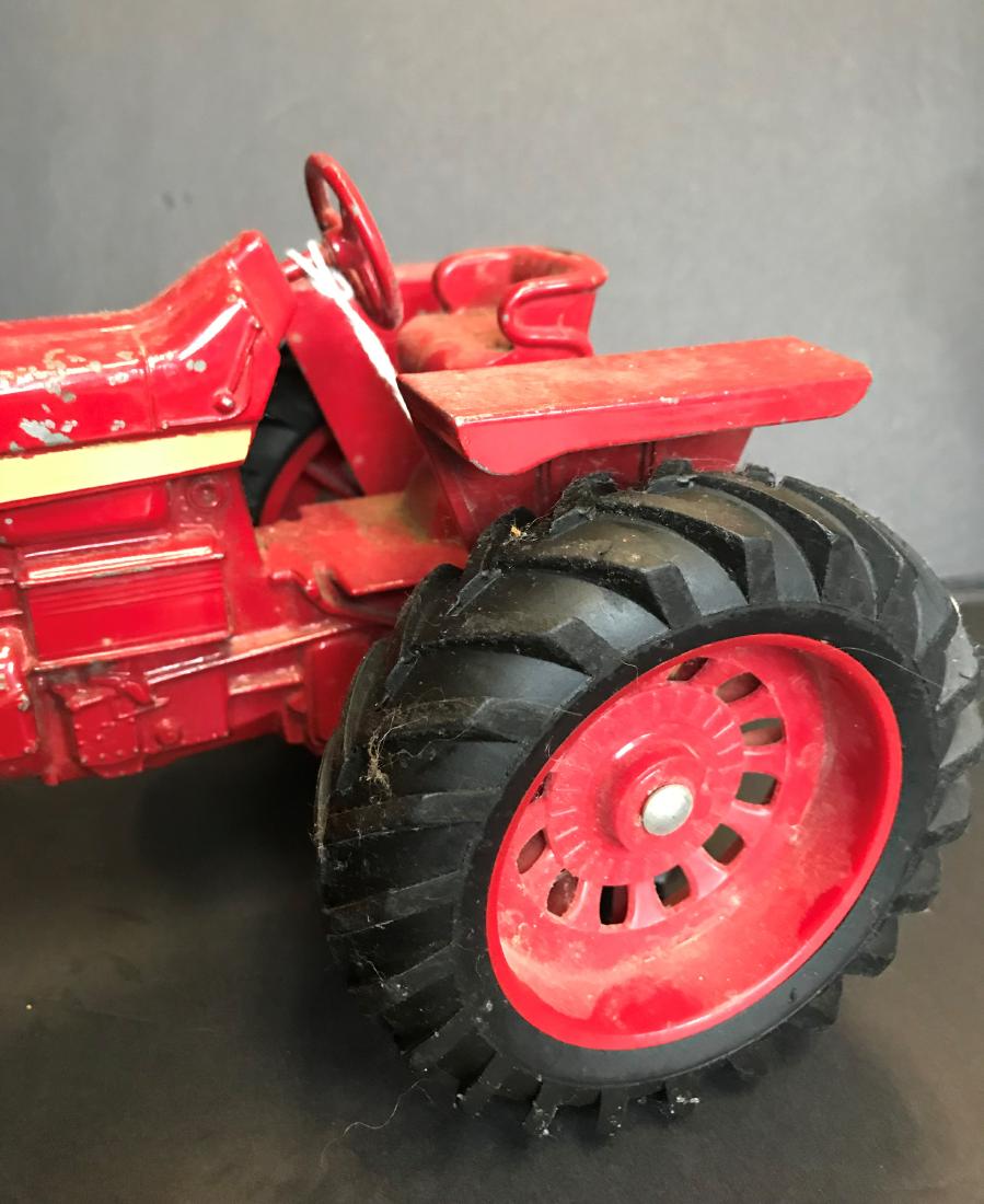 Vintage Toy ERTL International Farmall Tractor (1 of 6)