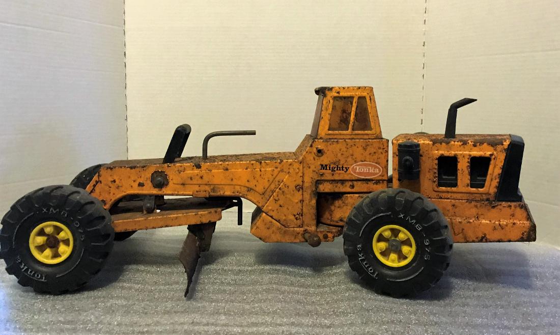 Vintage Mighty Tonka Grader & A Vintage Tonka Front: Vintage Mighty Tonka Grader with 975 tires & Wing Plow and a Vintage Tonka Front Loader appx 23" in length