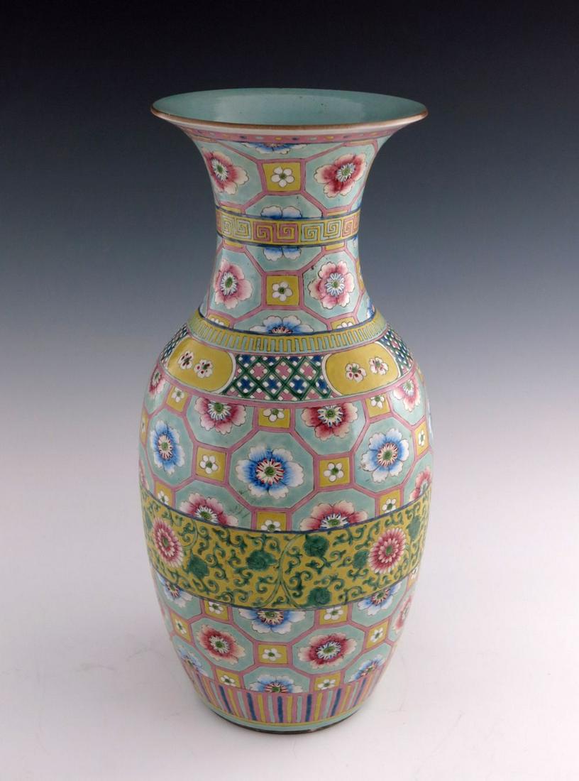 A 19th Century Chinese baluster vase, de (1 of 3)