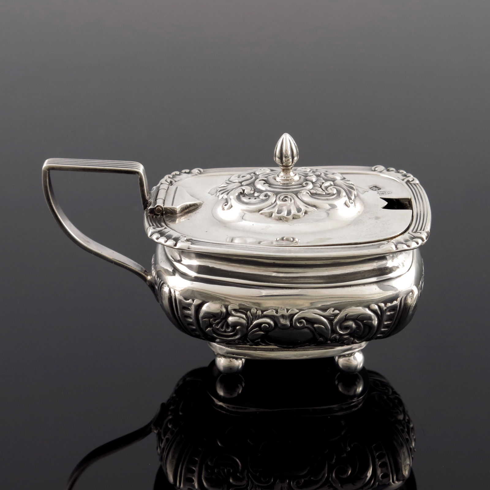 A Victorian silver mustard pot, Pinder B (1 of 7)