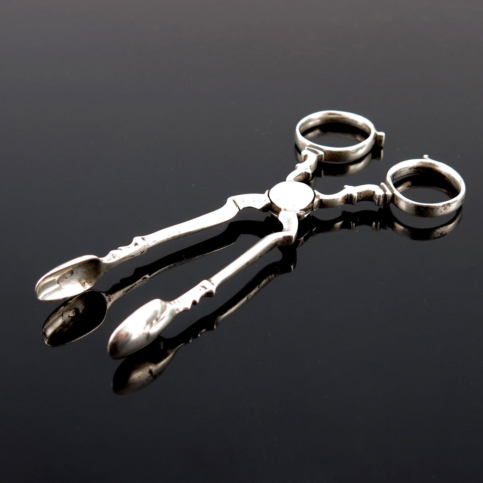 A pair of George II silver tea tongs, pr (1 of 2)