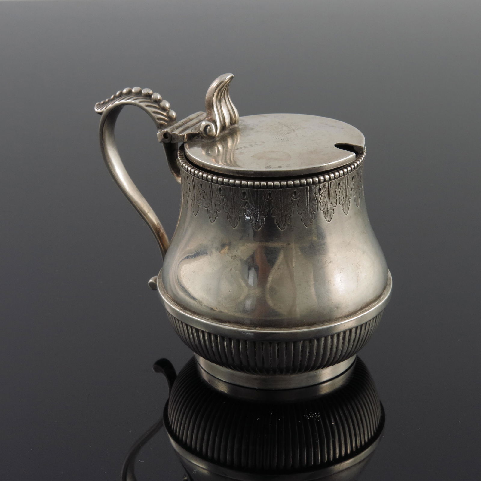 A Victorian silver mustard pot, George F (1 of 5)