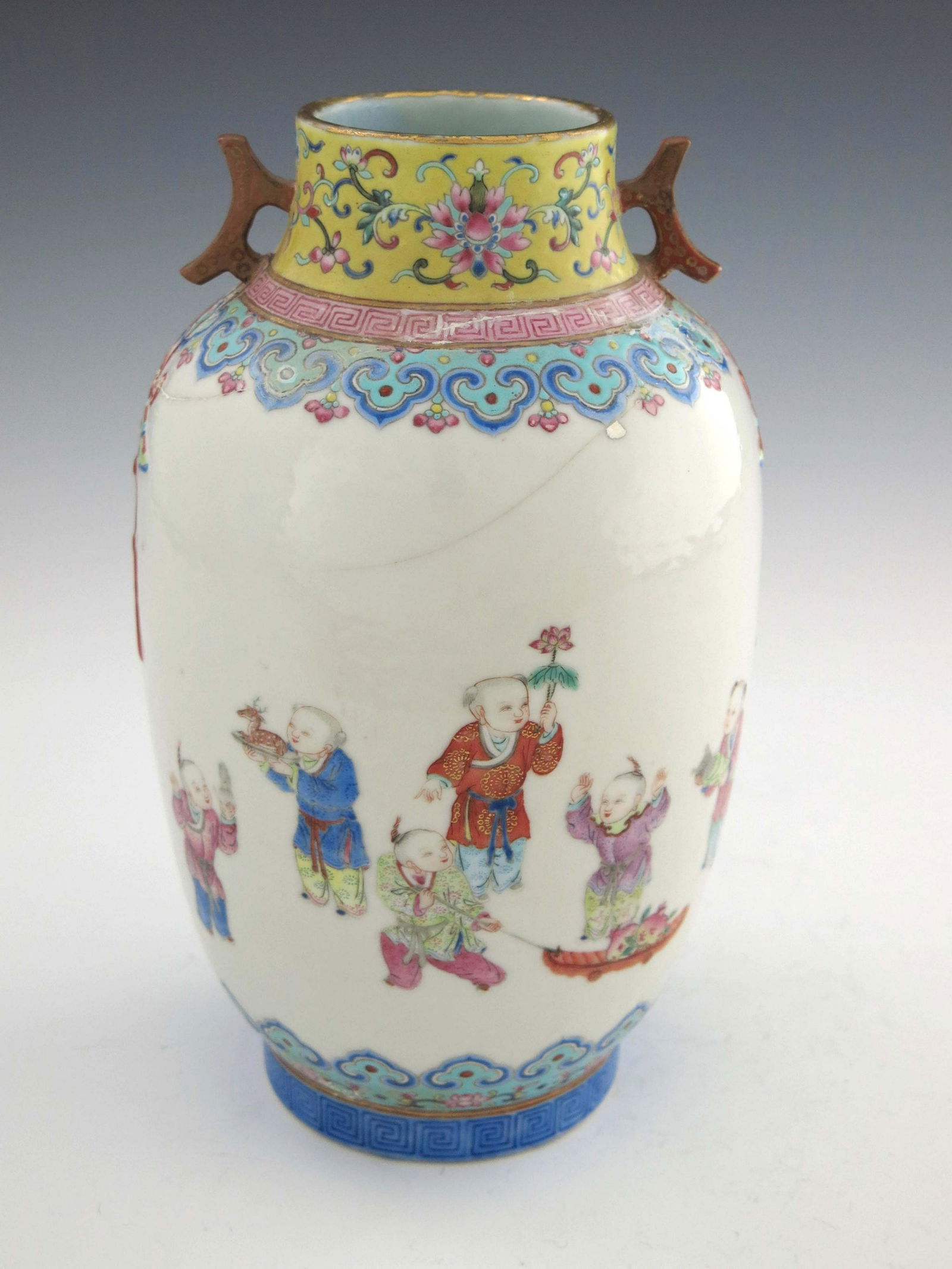 A Chinese famille rose vase, Shende Tang (1 of 5)