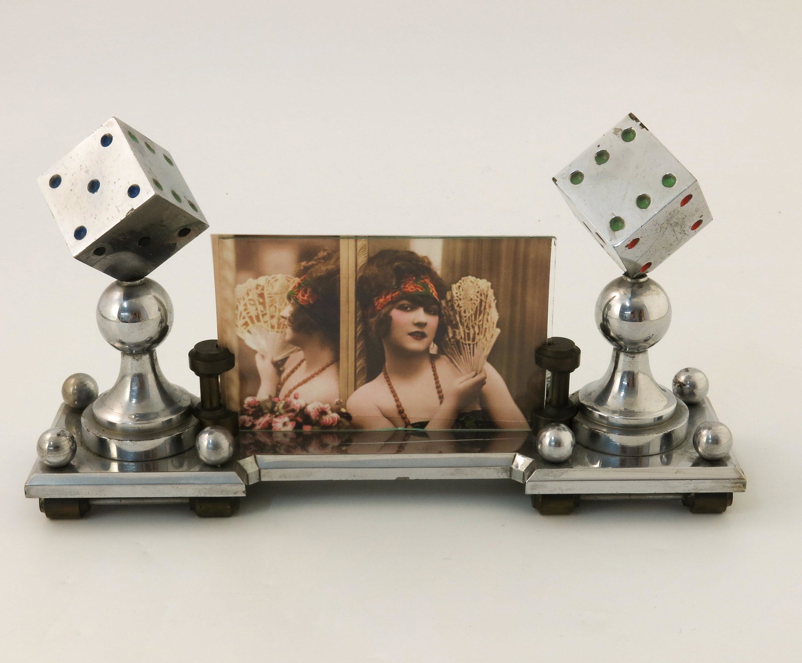 An Art Deco chromed photo frame, modelle (1 of 2)