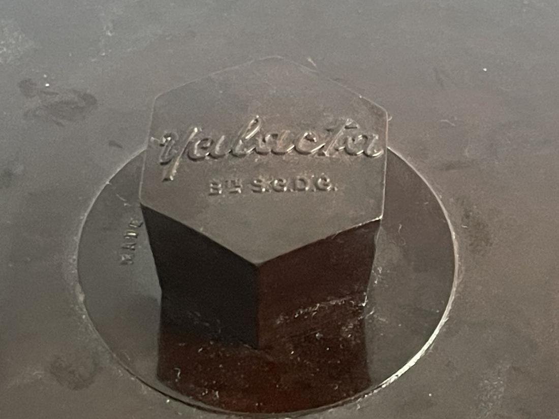 An Art Deco Yalacta bakelite yogurt make: An Art Deco Yalacta bakelite yogurt maker, with seven hexagonal section Pyrex glasses, circa 1930s-50s, 28cm diameter