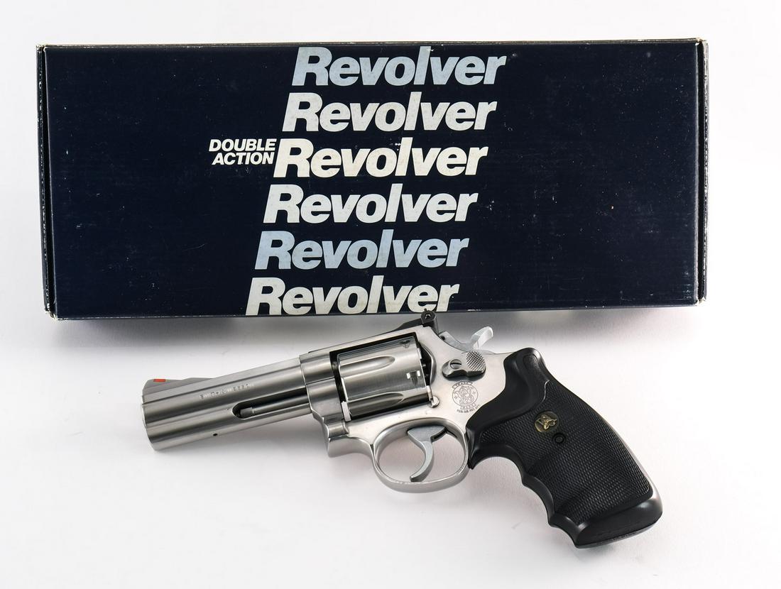 Smith & Wesson 686 .357 Mag revolver: Smith & Wesson model 686 in .357 magnum with a six shot capacity and a 4" barrel. The revolver has aftermarket "Pachmayr" "Gripper" grips in excellent clean, supple condition. The polished stainless s