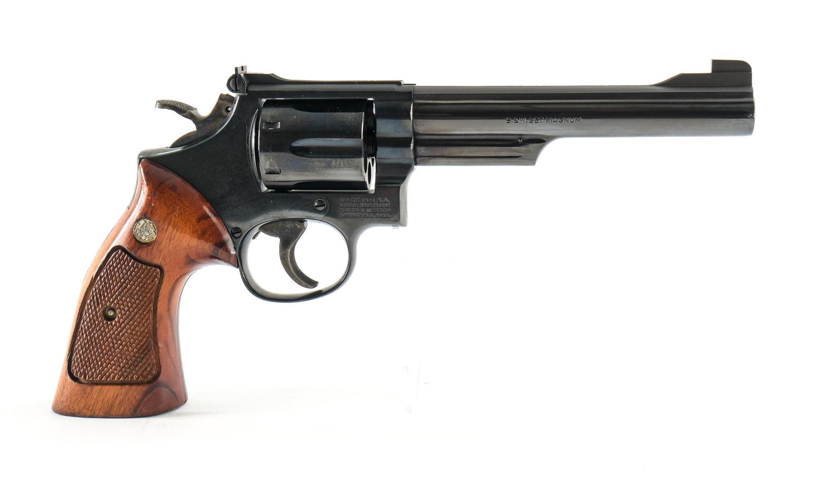 Smith & Wesson 19-5 .357 mag Revolver: S&W model 19-5 in .357 magnum with a six round capacity and a 6" barrel. "Smith & Wesson" wood grip plates with moderate finish wear no cracks or chips. Serrated case hardened combat trigger and check