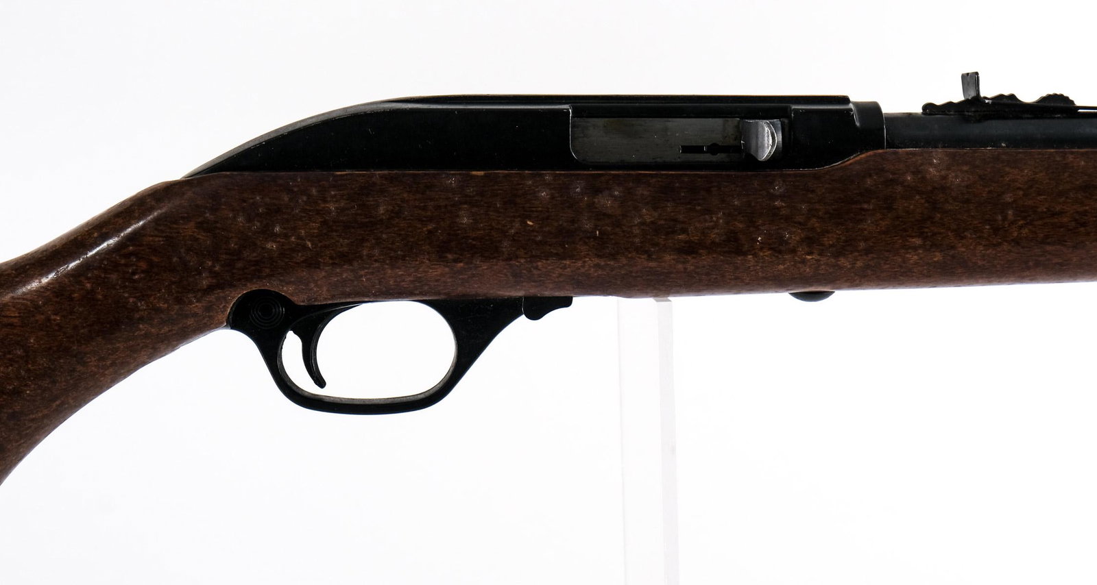 Marlin Model 60 Rifle .22 LR: Marlin Model 60 semi auto rifle in .22 long rifle with a sixteen round capacity and a 22" barrel. The plastic butt plate is in good condition with moderate handling wear no damage. The wood stock is i