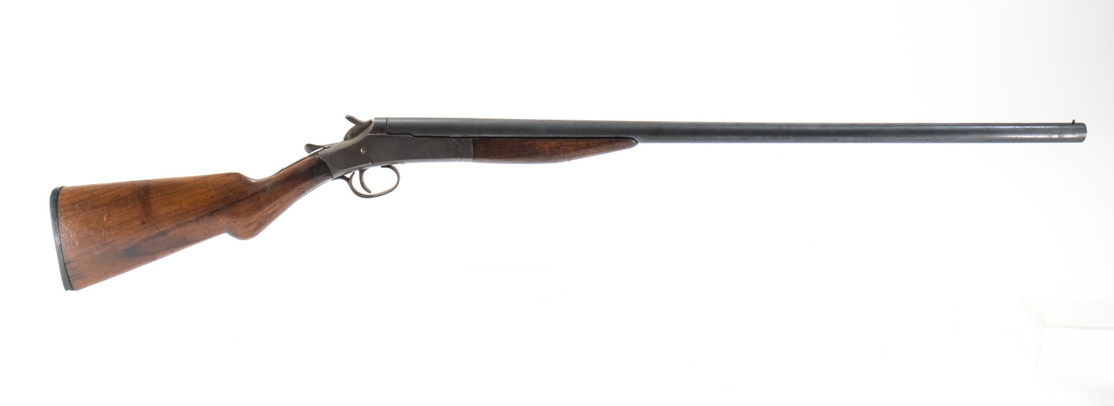 American Gun Co. Victor Ejector 12ga Shotgun: American Gun Company model Victor Ejector in a single shot 12 gauge with a 30" barrel. Crescent Arms out of Norwich Connecticut used the name American Gun Co. to sell firearms. Plastic butt-plate is i
