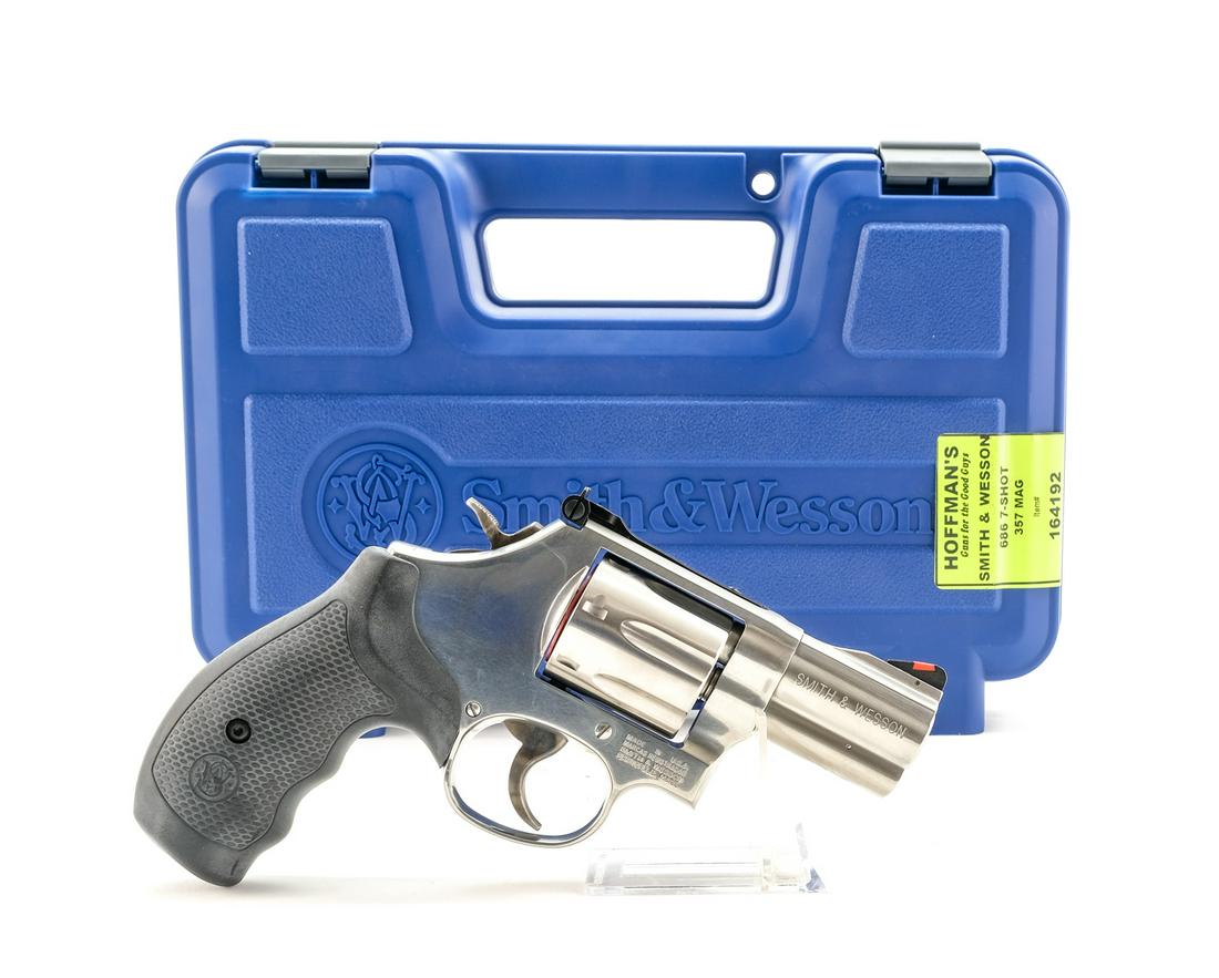 Smith & Wesson 686-6 .357 MAG Revolver: Description Smith & Wesson model 686-6 in .357 Magnum with a seven round capacity and a 2.5" barrel. Rubber dotted grips. Case colored checkered hammer and smooth trigger. Stainless steel frame, barre