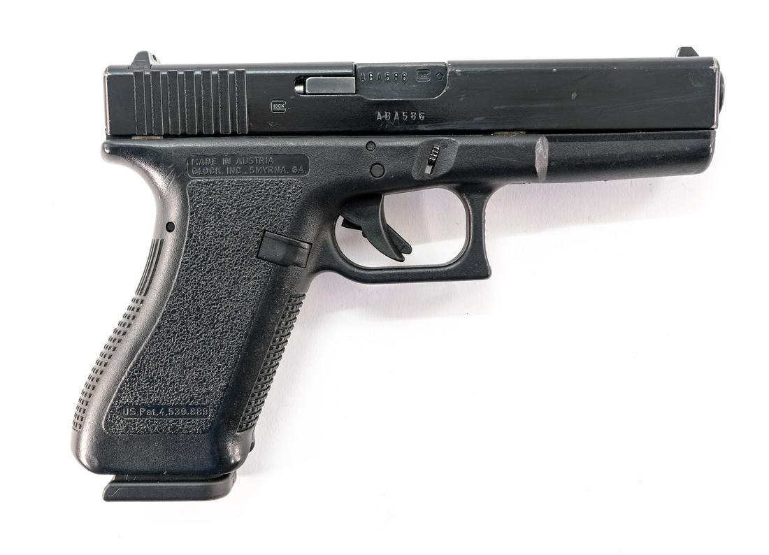 Glock 22 40 S&W Semi-Auto Pistol: Description Glock 22 in 40 S&W (Smith & Wesson) with a fifteen round high capacity magazine and a 4.5" barrel. Composite frame, grips, trigger and guard. Black finished metal slide and barrel. White 3