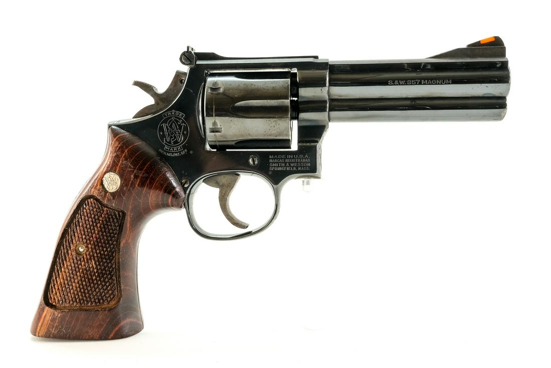 Smith & Wesson 586 .357 MAG Revolver: Description Smith & Wesson model 586in .357 Magnum with a six shot capacity and a 4" barrel. Solid wood checkered grip plates. Checkered hammer and smooth trigger. Blued frame, serrated topped barrel