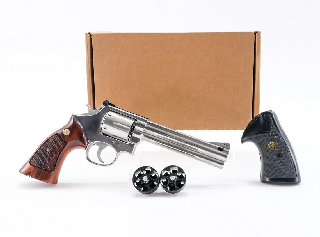 Smith & Wesson 686 .357 MAG Revolver: Description Smith & Wesson model 686 in .357 Magnum with a six round capacity and a 6" ported barrel. Wooden checkered grip plates with a set of rubber "Pachmayr" grips. Stainless steel frame, cylinde