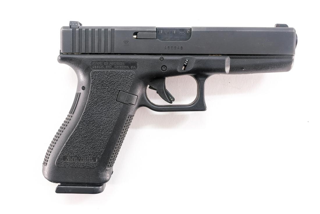 Glock 22 Gen 2 .40 S&W Semi-Auto Pistol: UPDATE: This pistol is a Generation 2 not 4. Description Glock model 22 Generation 2 in .40 S&W (Smith & Wesson) with one, fifteen round (High Capacity) removable magazine and a 4.5" barrel. Checkered