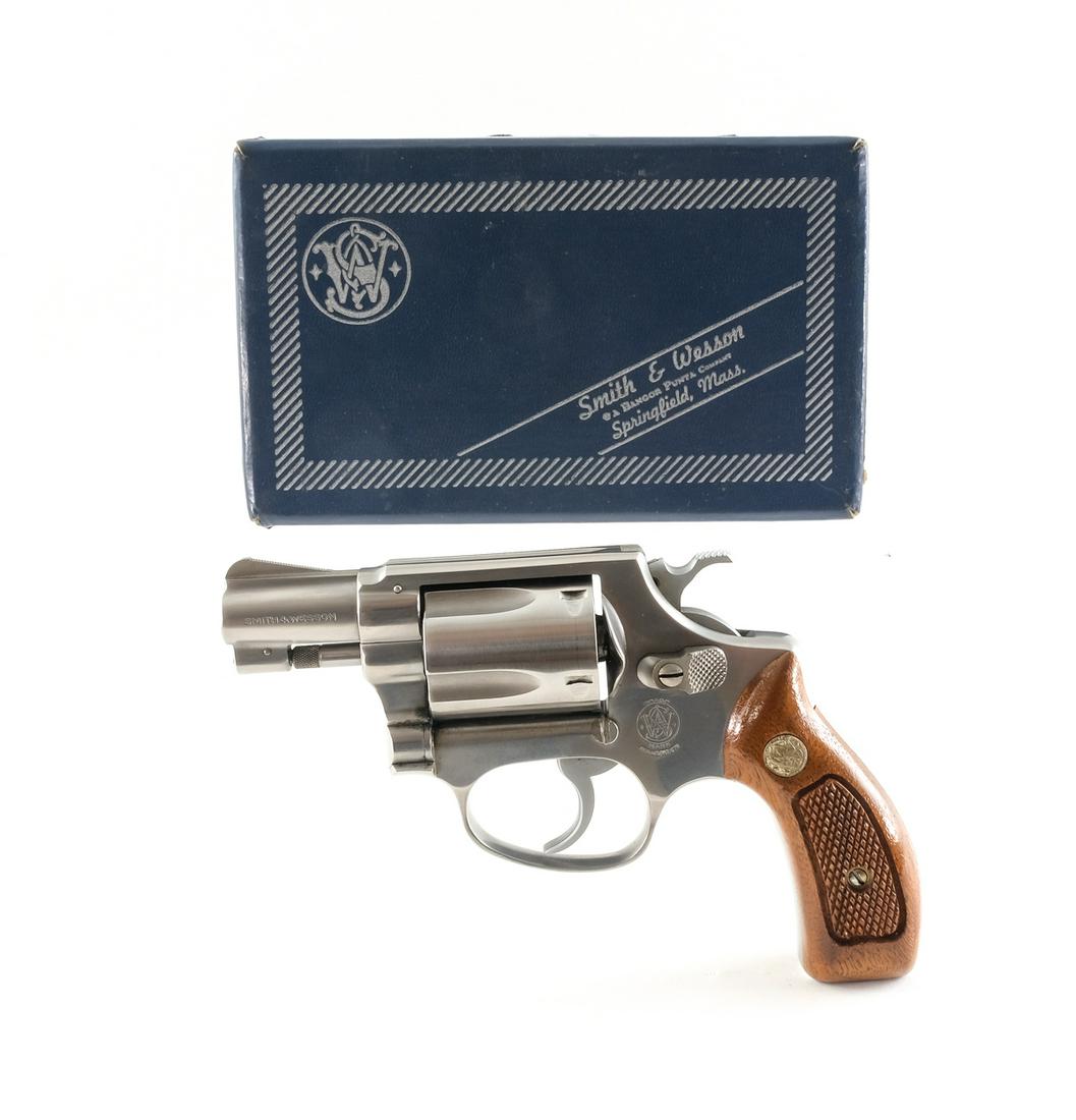 S&W 60 .38 spl Revolver: Description Smith & Wesson Model 60 in .38 S&W SPL with a five round cylinder capacity with a 2" barrel. S&W checkered wood grip plates. Polished stainless steel frame, cylinder and barrel. Checkered