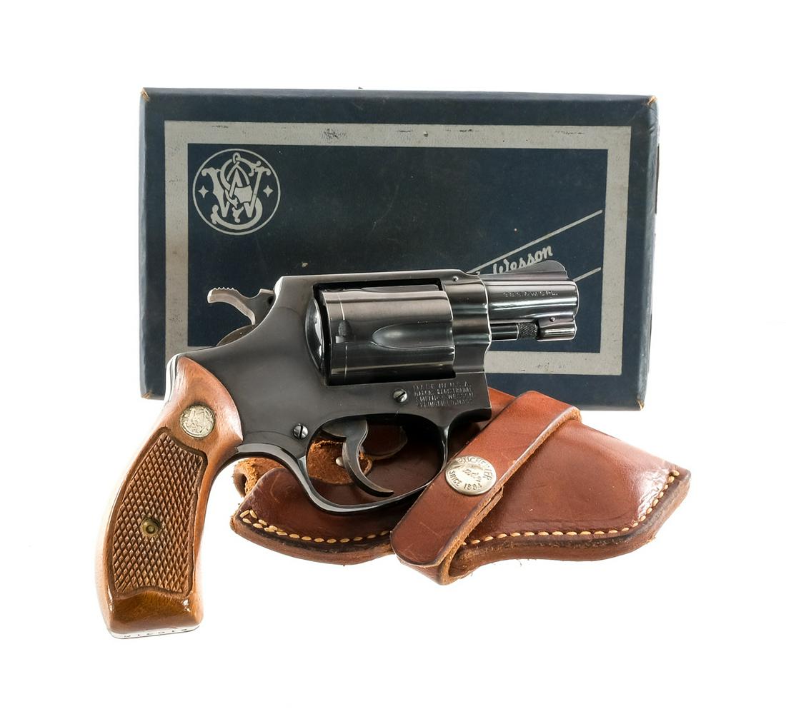 Smith & Wesson 36 Chiefs Special .38 SPL Revolver: Description Smith & Wesson Chiefs Special 36 in .38 Smith & Wesson Special with a five round cylinder capacity and a 2" barrel. S&W checkered wood grip plates. Blued frame, cylinder and barrel. Case c