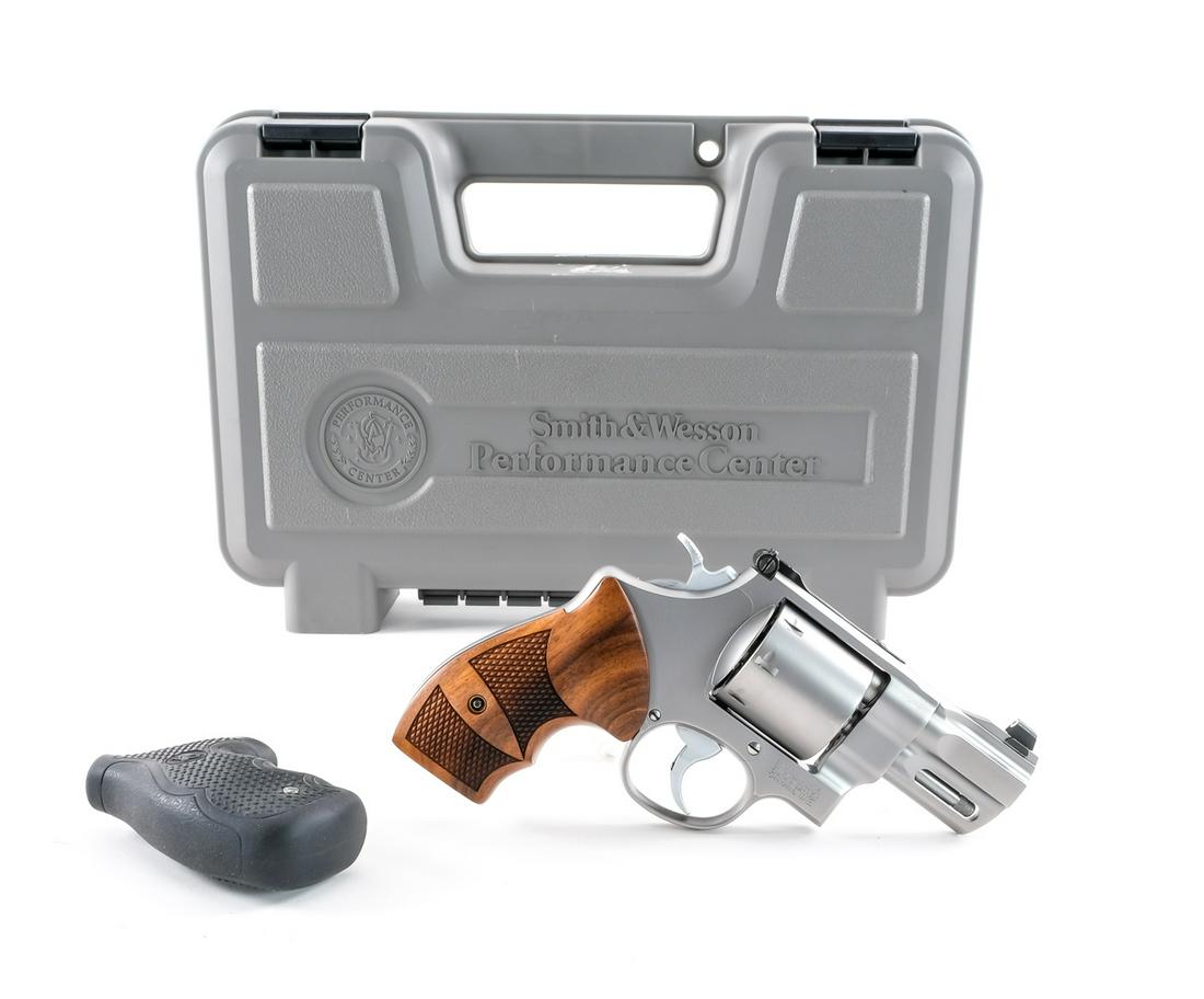 Smith & Wesson 627-5 .357 Mag Revolver: Description Smith & Wesson Model 627-5 in .357 Magnum with a eight round cylinder capacity and a 2 3/4" barrel. Checkered wood grip plates. Matte silver finished frame, cylinder and barrel. Untextured