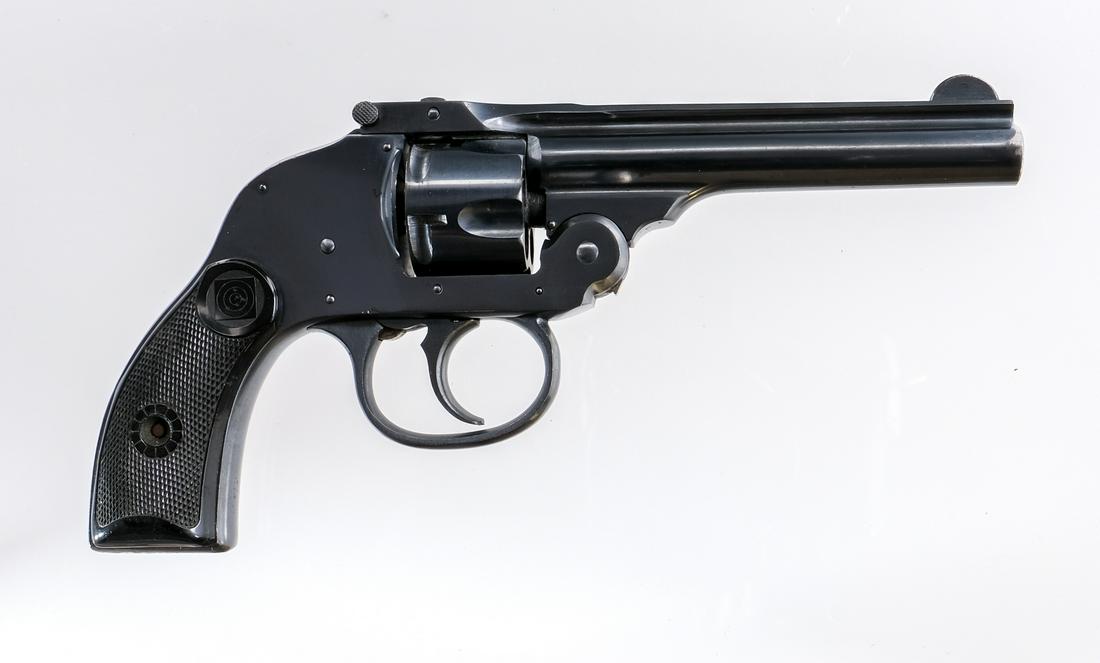 H&R DA Hammerless .32 S&W Revolver: Description Harrington & Richardson Double Action Hammerless in .32 Smith & Wesson with a five round capacity and a 4" barrel. Checkered composite grip plates. Blued trigger guard, untextured trigger,