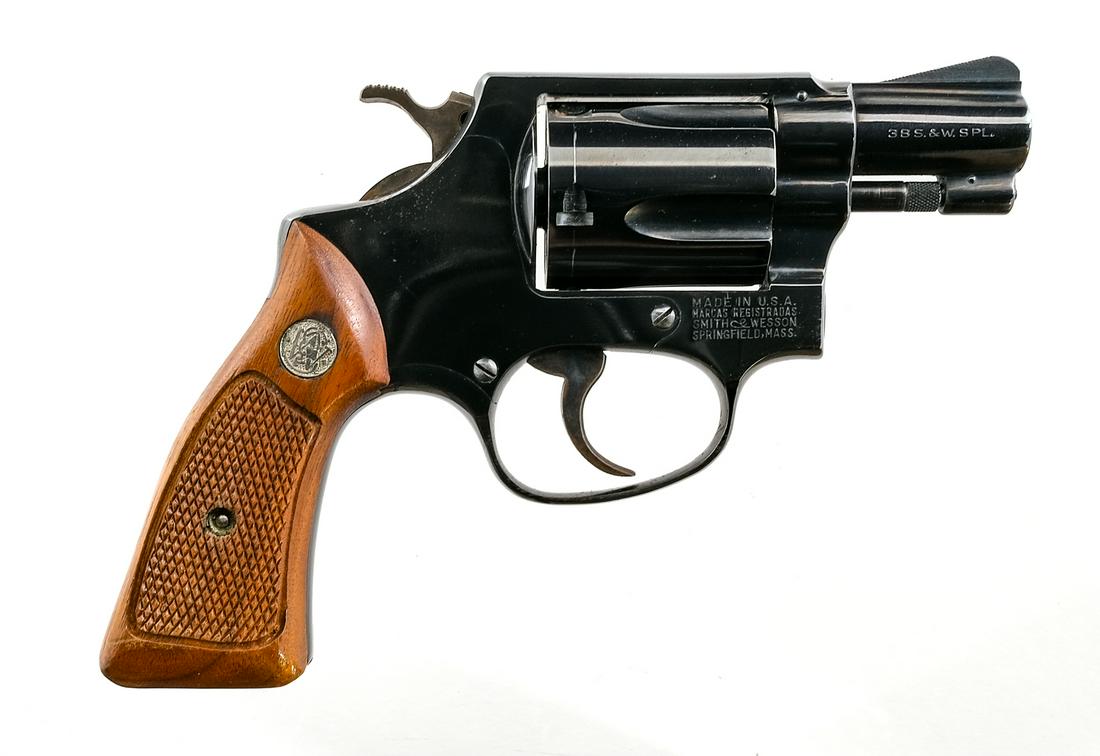 S&W 36 .38 S&W Spl Revolver: Description Smith & Wesson Model 36 (Chiefs Special) in .38 Smith & Wesson Special with a five round capacity and a 1.75" barrel. Checkered wood grip plates. Blued frame, cylinder and barrel. Case col