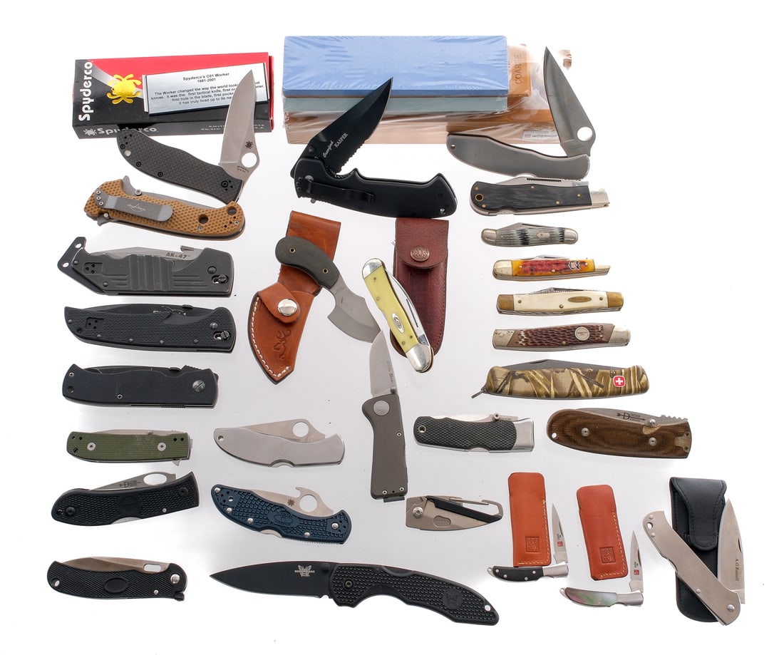 Assorted Folding Knives Lot 29 Pcs Spyderco: Description This lot is for 29 various folding knives as follows. Spyderco Delica 4 3" serrated blade, Spyderco AUS-6 stainless steel 4" blade, Spyderco AUS-6 stainless steel 3" blade, Spyderco C134 G