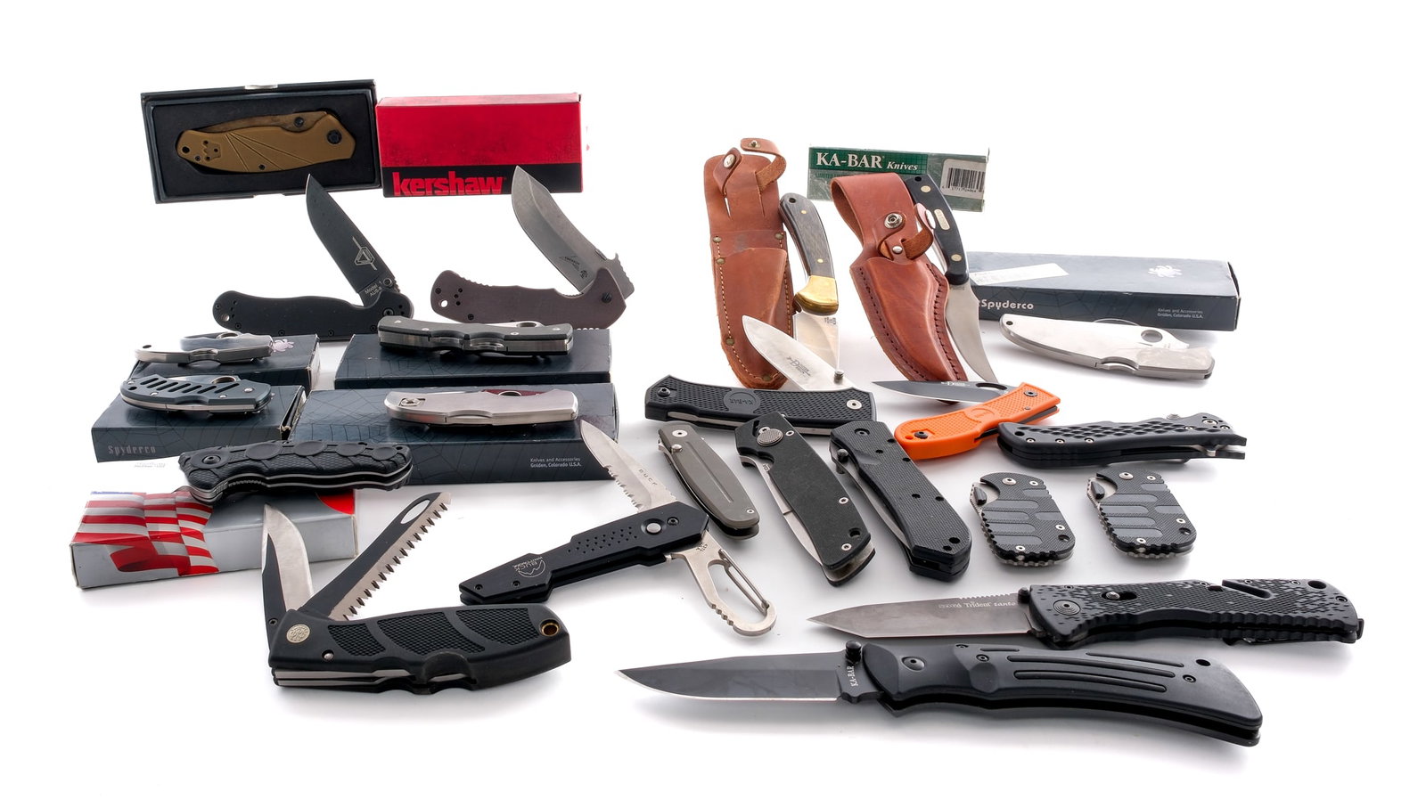 Spyderco, Kershaw 25 Pc Assorted Estate Knife Lot: Description This lot is for 25 various knives as follows. Spyderco Dyad 3.5" serrated blade and 3" blade with box, Spyderco C41 Native 3" serrated blade with box, Spyderco Endura 3-3/4" blade with box