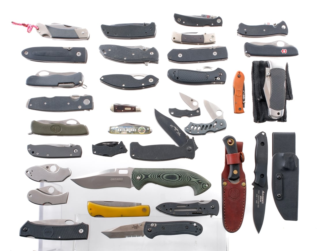 Benchmade Estate Knife Lot 35pcs: Description This lot is for 35 knives of varying brands, as follows. Bench made Mel Pardue 440C 3.5" blade, Benchmade Mel Pardue ATS-34 Pre-Production 0030/1000, Benchmade Elishewitz ATS-34 First Prod