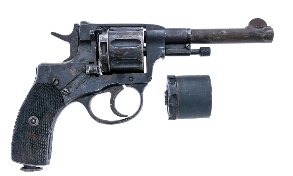 Russian Nagant 1895 7.62x38mmR Revolver: Description Tula Arsenal Nagant Model 1895 in 7.62x38mmR/.32 ACP with a seven round capacity and a 4.5" barrel. Made in Russia in 1916. Comes with a extra cylinder in .32 ACP. Checkered wood grip plat