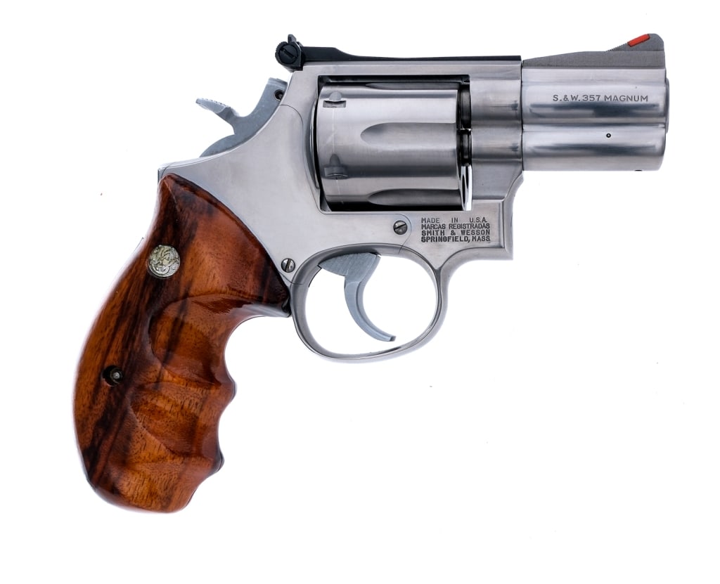 Smith & Wesson 686 No Dash .357 Magnum Revolver: Description Smith & Wesson 686 chambered in .357 Magnum with a six-shot cylinder and a 2.5" barrel. Stainless steel barrel, frame, fluted cylinder, checkered cylinder release, double action trigger, a