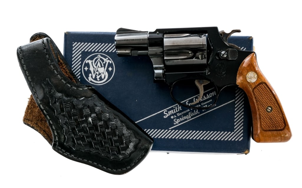 Smith & Wesson 37 Airweight .38 Spl Revolver: Smith & Wesson Model 37 Chief Special Airweight in .38 Special with a five round capacity and a 2" pinned barrel. Made in Springfield Massachusetts between 1976 and 1977. Checkered wood grip plates wi