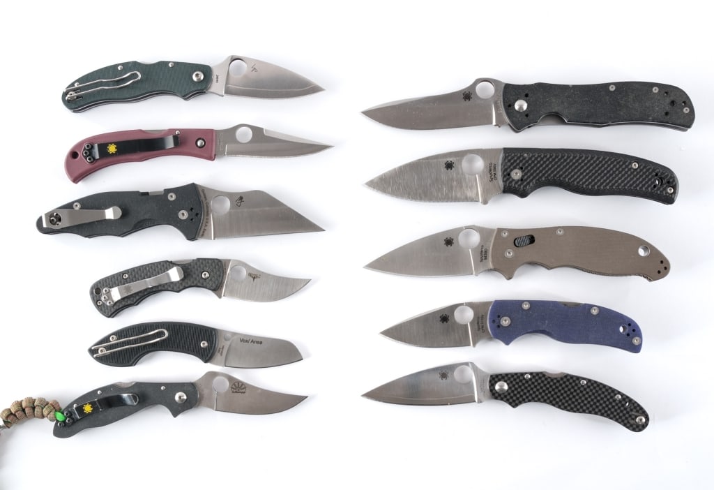 Spyderco 11 Pcs Folding Pocket Knives: Description This lot is for eleven Spyderco folding pocket knives. Some of the Models include: Reinhold, CPM-S30V, Schempp, M390, ZDP189, CPM-S110V, CPM-S90V, Terzuola, Vox/Anso, HAP40/sus410, ZDP