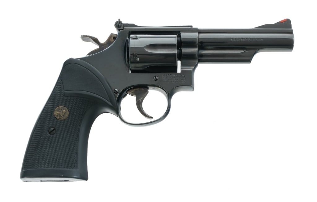 Smith & Wesson 19-5 .357 Mag Revolver: Description Smith & Wesson Model 19-5 in .357 Magnum with a six round capacity and a 4" barrel. Checkered rubber Pachmayr grip plates. Blued frame, cylinder and barrel. Case colored serrated Target tr