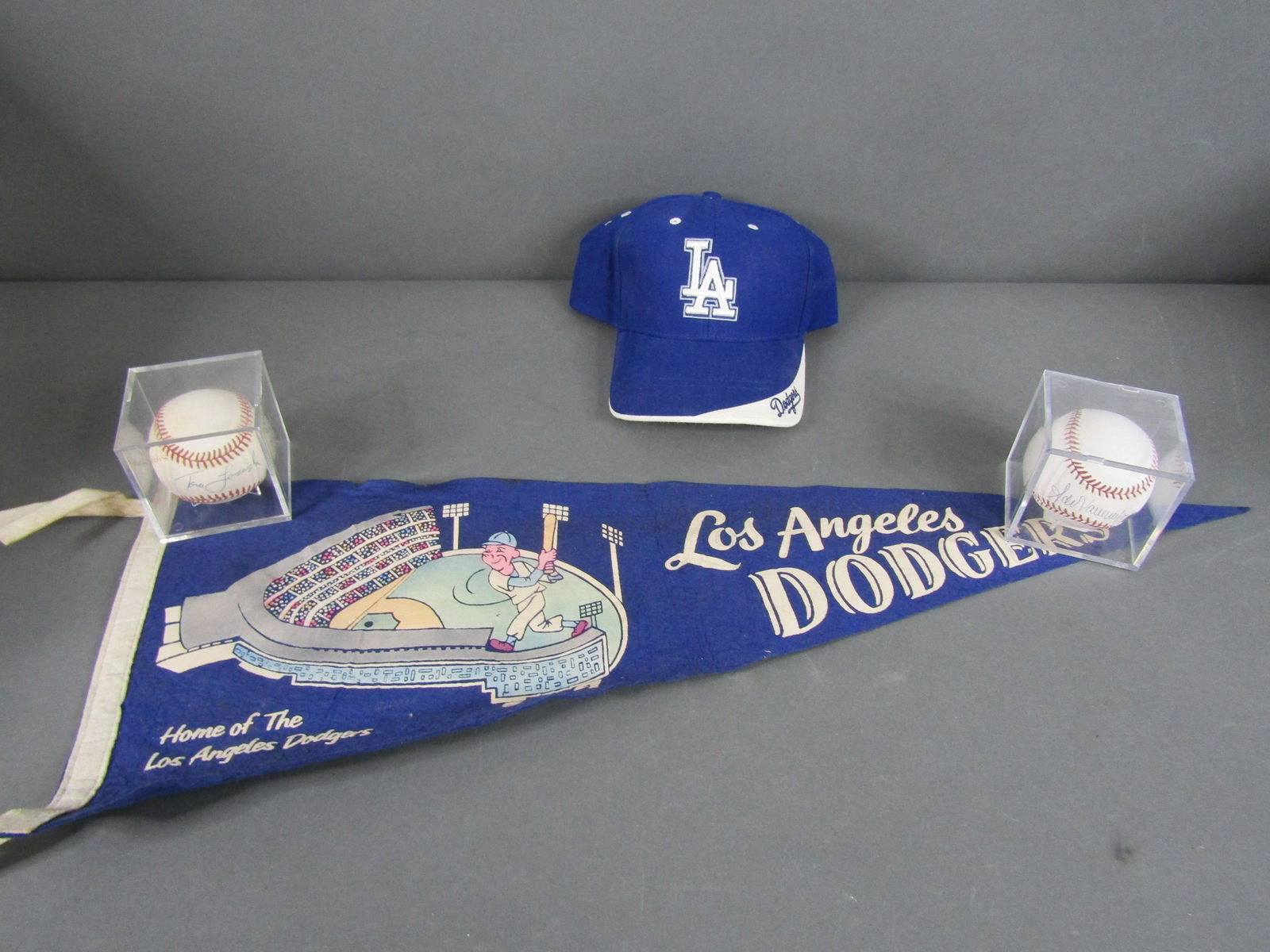 LA Dodgers Lot w/ Auto Ball ~ Valenzuela, MLB HOLO (1 of 5)