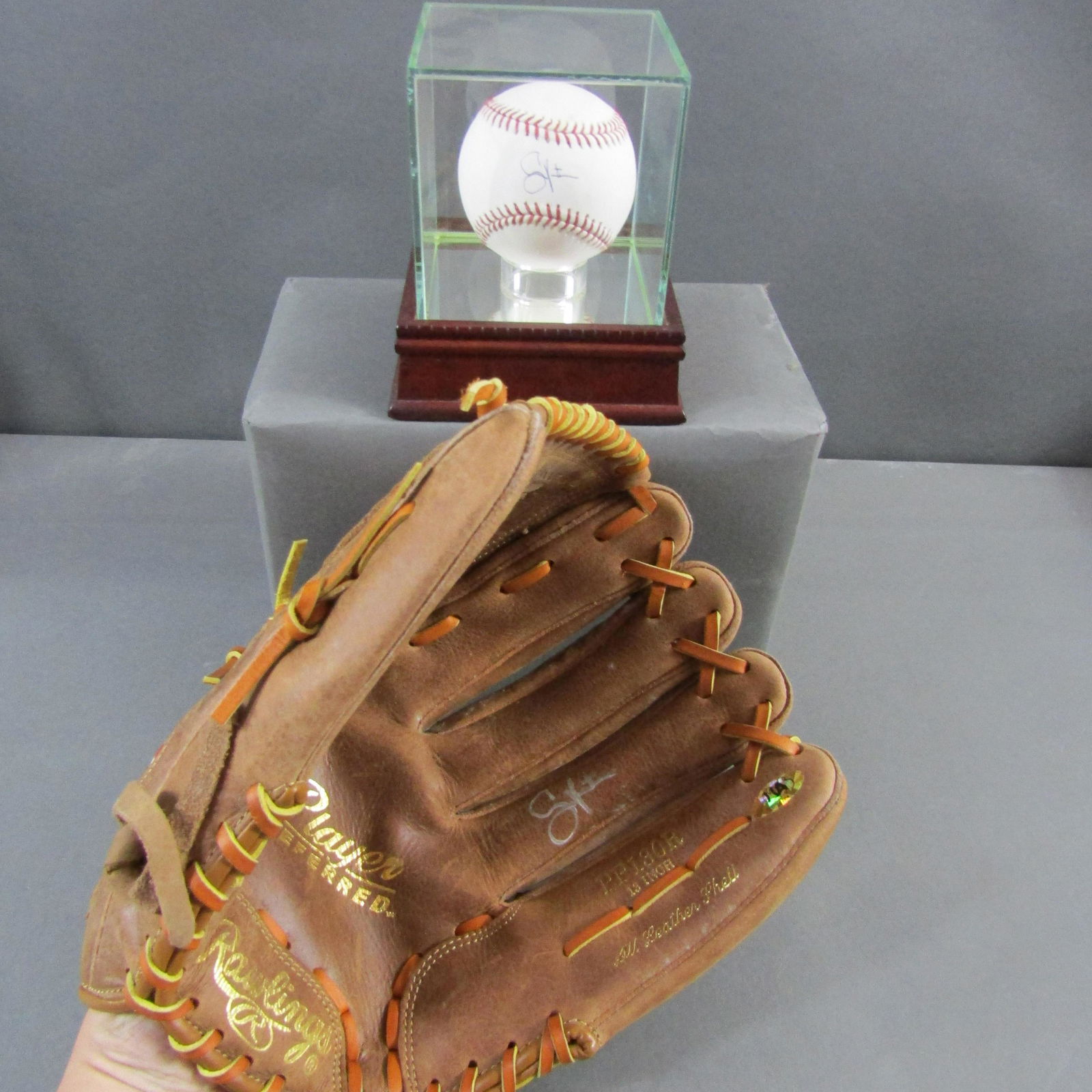 Shane Victorino Signed Ball & Glove (1 of 3)