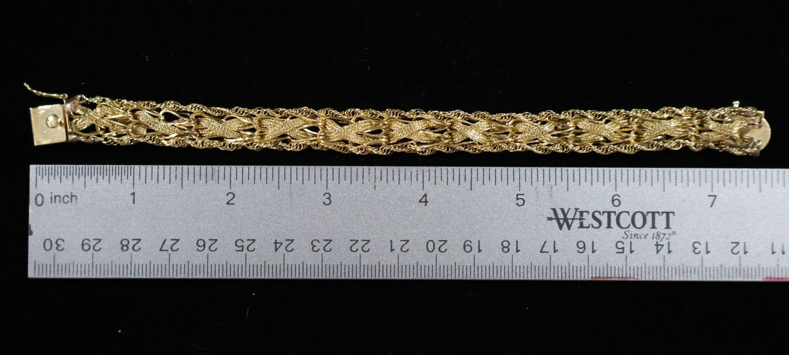 14 Karat Italian Gold Bracelet: This stunning 14 Kt Italian Gold Bracelet with rope border and interwoven gold center. It measures 7.5" long with clasp and 7" wearable and weighs 18.8 grams. It is in very good condition with no noti