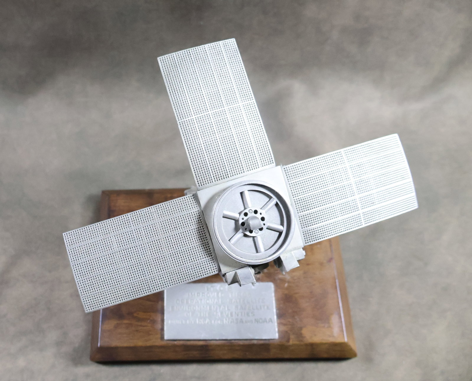 Vintage 1970's TIROS NASA NOAA Observation Satellite ITOS Desk Model: This is a 1970's vintage TIROS NASA RCA NOAA Weather Satellite Spacecraft Metal Desk Model ITOS Weather Satellite Built by RCA for NASA and used by NOAA. These models were given to the scientists and 