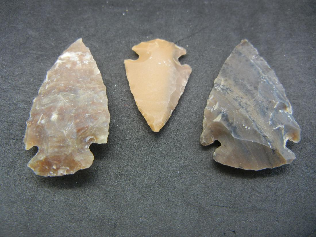 (3) VINTAGE ARROW-HEADS, AGE UKNOWN (1 of 3)